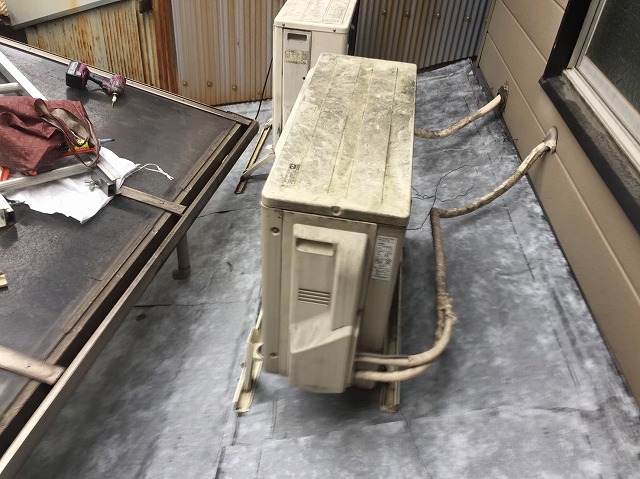 粘着式ルーフィングでカバー